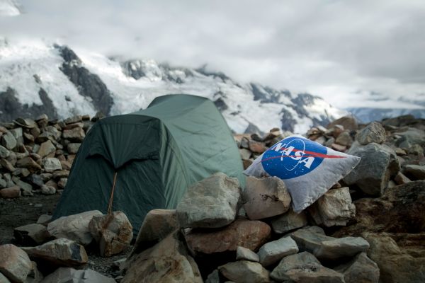 Comment installer une tente de camping sur un sol rocailleux ?